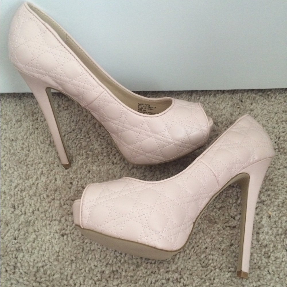 Peep toe pump